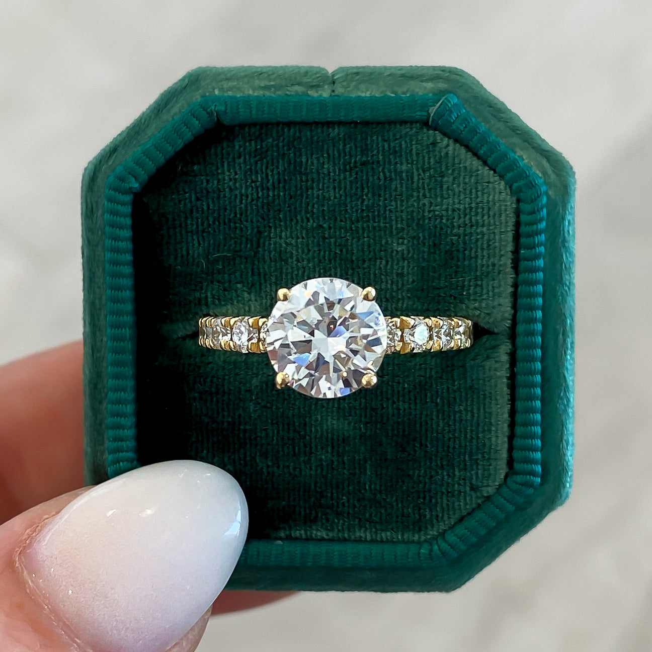 Graduated Straight Diamond Band Round Engagement Ring Setting (Does Not Include Center Stone) - Carter's Collective Fine Jewelry