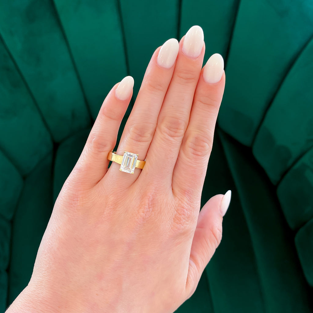 14ky - Emerald / Radiant Cut - 10x7mm - 4.50mm - Flat Band Semi Mount Eng Ring (CZ Center)