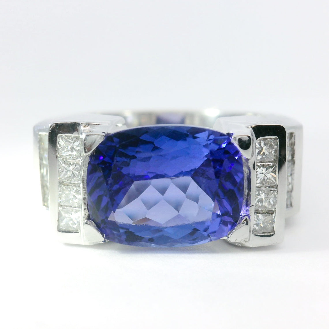 Previously Loved Oval Tanzanite & Diamond Fashion Ring