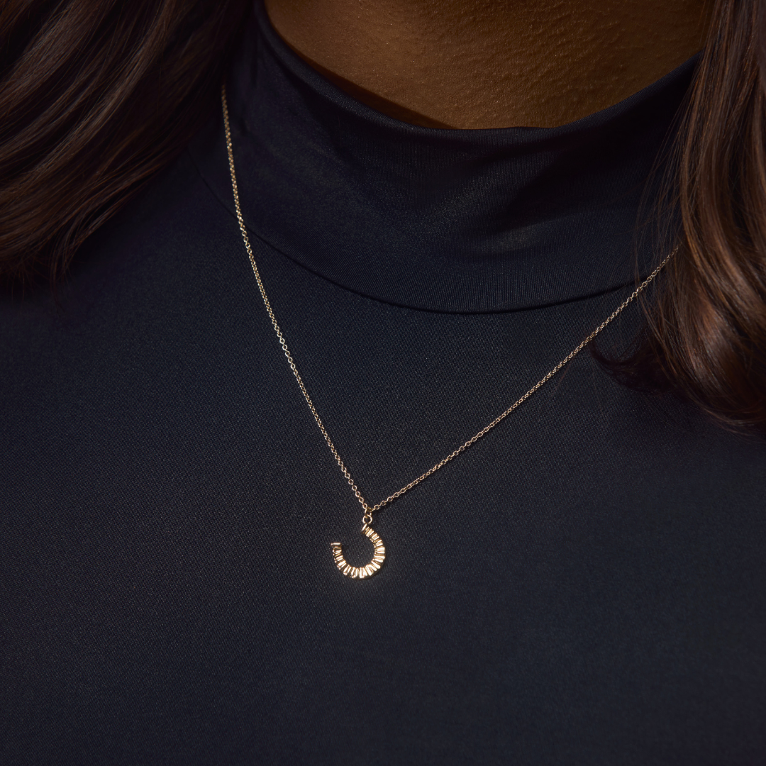 Petite Fluted Horse Shoe Charm - Carter's Collective Fine Jewelry